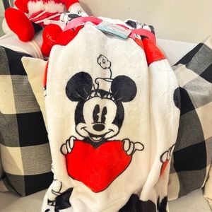 Minnie Valentines Day Throw